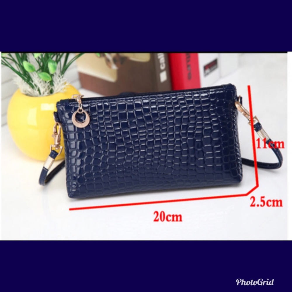 NEW Small B. Angle Blue Alligator Print Purse - Picture 6 of 7